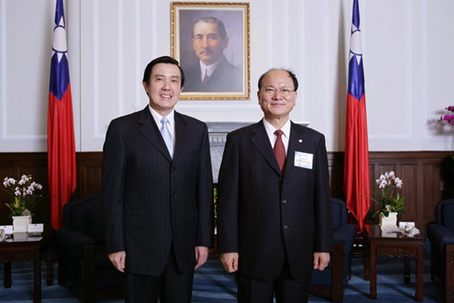 邱董事長接受優良商人表揚與馬總統合影